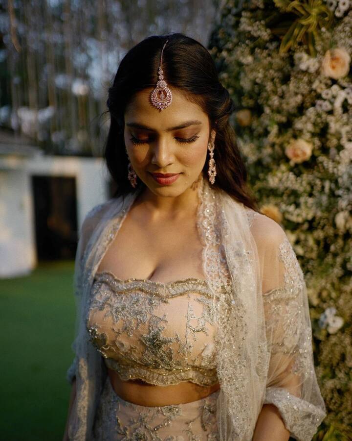 ఇన్స్టాలో ఫోటోలు షేర్ చేస్తూ.. ఇంట్రెస్టింగ్ క్యాప్షన్ పెట్టింది. ఫోటోల్లో అందంగా కనిపిస్తున్న ఈ భామ.. (Not my) wedding 💕 అంటూ క్యాప్షన్ ఇచ్చింది. (Images Source : Instagram/malavikamohanan)