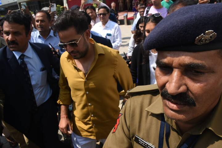 आकाशा अंबानी को हाल ही में पैप्स ने जामनगर एयरपोर्ट पर स्पॉट किया. जहां उनका बहुत ही डेशिंग लुक देखने को मिला.