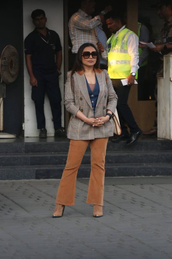 एक्ट्रेस ने अपना लुक खुले बालों, आंखों पर चश्मा और एक हैंडबेग के साथ पूरा किया है.