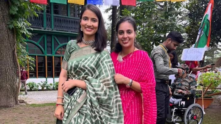 কোচিং নেননি লাঘিমা। কোনও কোচিং ছাড়াই নিজে পড়ে আর পরপর পরীক্ষা দিয়ে অভ্যাস করে সাফল্য পেয়েছেন তিনি। ছবি- লাঘিমা তিওয়ারির ইনস্টাগ্রাম