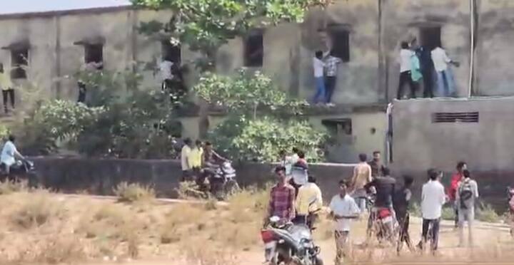 तसेच परीक्षा केंद्र प्रमुख पर्यवेक्षक, बैठे पथक भरारी पथक यांनी कार्यवाही न केल्यास त्यांच्यावर कार्यवाही करण्याबाबतच्या सुचना देखील जिल्हाधिकारी यांनी दिल्या आहेत. मात्र, असे असतांना बिनधास्तपणे कॉपी पुरवल्या जात असल्याने आश्चर्य व्यक्त केले जात आहे. (Photo Credit : ABP Majha, Jalna Reporter)