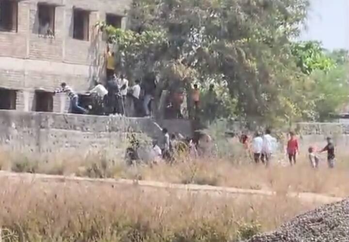 जालना जिल्ह्यातील मंठा येथील रेणुका विद्यालय आणि स्वामी विवेकानंद महाविद्यालयाच्या परीक्षा केंद्रावर बाहेरून कॉपी पुरवतानाचे व्हिडिओ समोर आले आहेत. परीक्षा केंद्राच्या बाहेर पाठीमागून काही तरुण थेट भिंतीवर चढतांना पाहायला मिळत आहे. (Photo Credit : ABP Majha, Jalna Reporter)