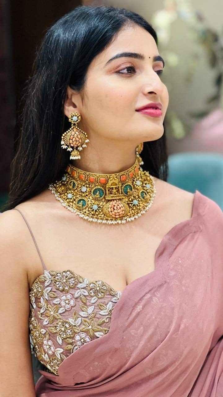 సోషల్ మీడియాలో బాగా యాక్టివ్ గా ఉంటుంది. Photo Credit: Ananya nagalla/Instagram
