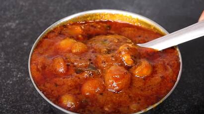shallot tamarind gravy recipe best combo for white rice Shallot Gravy: சின்ன வெங்காயத்தில் இந்த மாதிரி கார குழம்பு செய்து பாருங்க - சுவை சூப்பரா இருக்கும்!