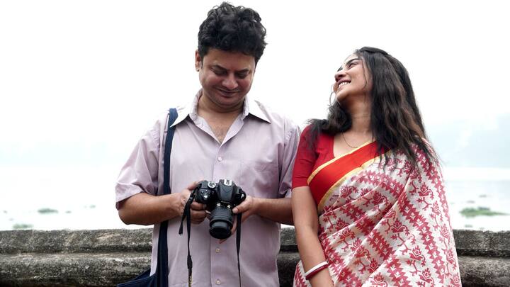 অর্থকষ্ট থাকলেও, স্বামী-স্ত্রীর সুসম্পর্ক রয়েছে। রাহুলের চরিত্রের নাম বিশ্বকর্মা ও দেবলীনার চরিত্রের নাম মালা।