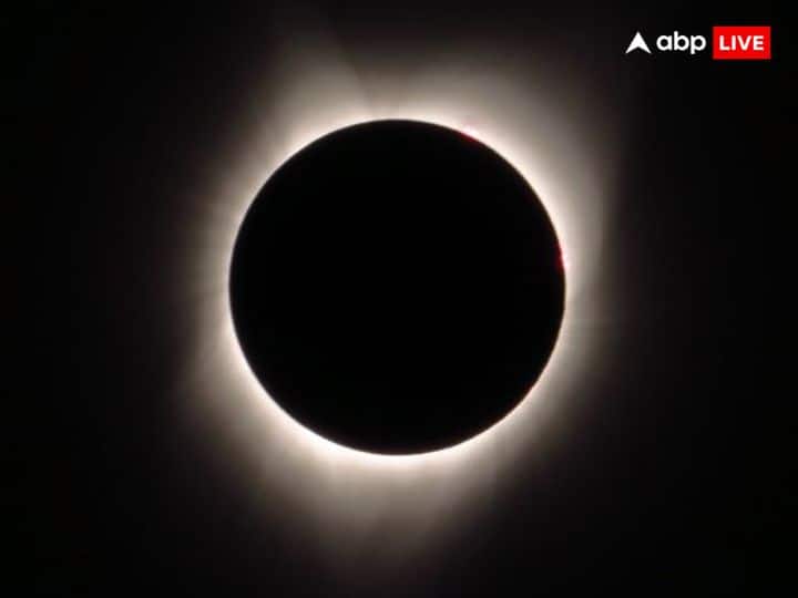 मार्च (March) का महीना शुरू होने वाला है. मार्च के महीने में कई त्योहार पड़ने वाला है. साथ ही मार्च के महीने में लगने वाला है साल का पहला ग्रहण. साल 2024 का पहला ग्रहण मार्च 2024 में लगेगा. यह पहला ग्रहण चंद्र ग्रहण होगा.