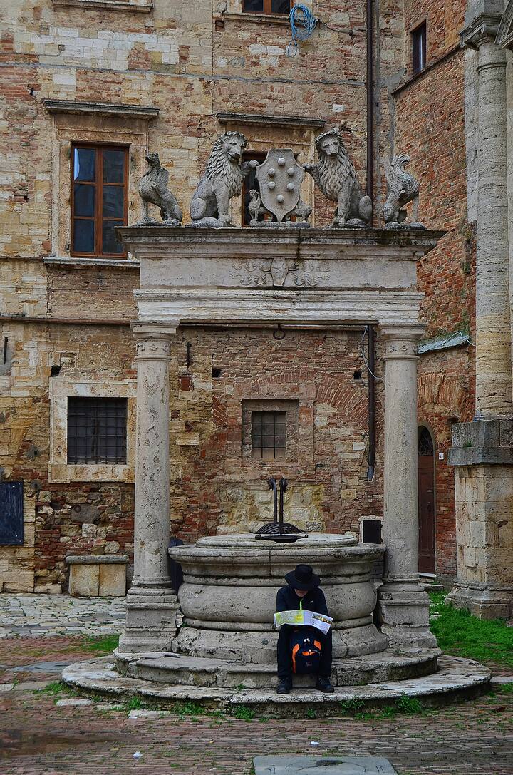 बता दें गोल कुओं के गोल होने के पीछे का सबसे बड़ा कारण है कि गोल कुओं की नींव बहुत मजबूत होती है. गोल कुएं में कोई कोना न होने से कुएं के चारों ओर पानी का दबाव बराबर बना रहता है. इससे उसके ढहने का खतरा कम हो जाता है.