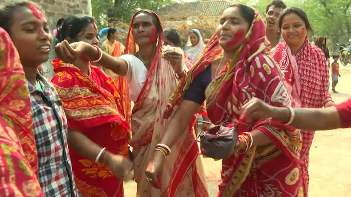 রীতিমতো উৎসবের চেহারা নিয়েছে সন্দেশখালির ঘোজাপাড়া এলাকা। মিষ্টিমুখ করাচ্ছেন স্থানীয় বাসিন্দারাই। উড়ল আবির। শোনা গেল জয় শ্রীরাম স্লোগান।