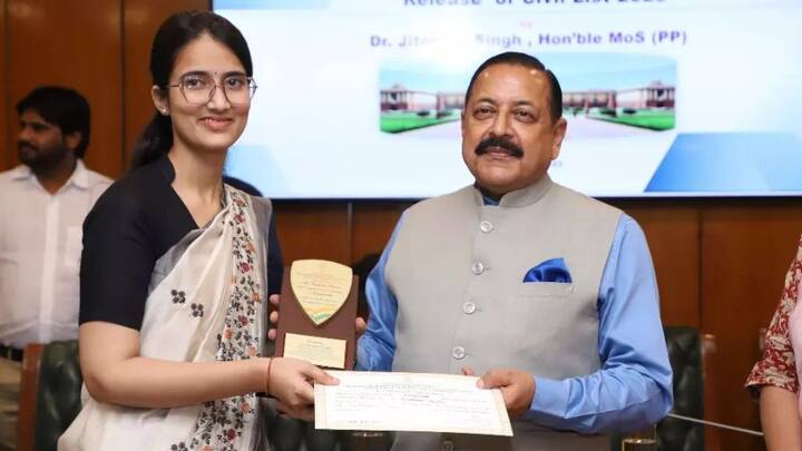 ২০২২ সালে ইউপিএসসি পরীক্ষায় প্রথমবার বসেন লাঘিমা আর প্রথমবারেই পরীক্ষায় উত্তীর্ণ হয়ে দেশের মধ্যে ১৯ র্যাঙ্ক অর্জন করেন তিনি। ছবি- লাঘিমা তিওয়ারির ইনস্টাগ্রাম