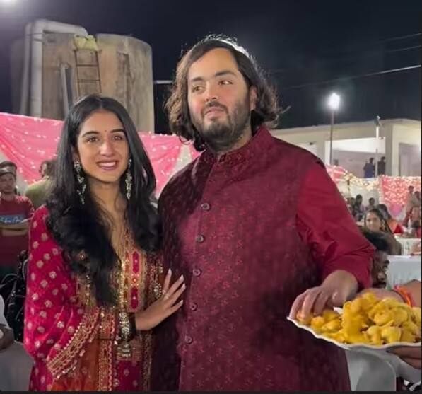 ਅਨੰਤ ਅੰਬਾਨੀ ਇਸ ਦੌਰਾਨ ਲਾਲ ਰੰਗ ਦੇ ਕੁੜਤੇ ਅਤੇ ਚਿੱਟੇ ਪਜਾਮੇ ਵਿੱਚ ਨਜ਼ਰ ਆਏ। ਅਨੰਤ ਨੂੰ ਮੈਚਿੰਗ ਕਮਰ ਕੋਟ ਦੇ ਨਾਲ ਸਪੋਰਟਸ ਸ਼ੂਜ਼ ਪਹਿਨੇ ਦੇਖਿਆ ਗਿਆ।