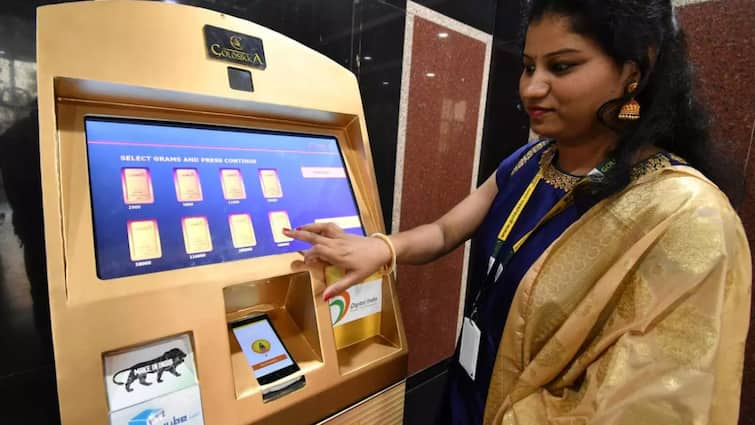 Gold comes out from this ATM after using credit and debit card क्रेडिट और डेबिट कार्ड लगाने पर इस एटीएम से निकलता है सोना