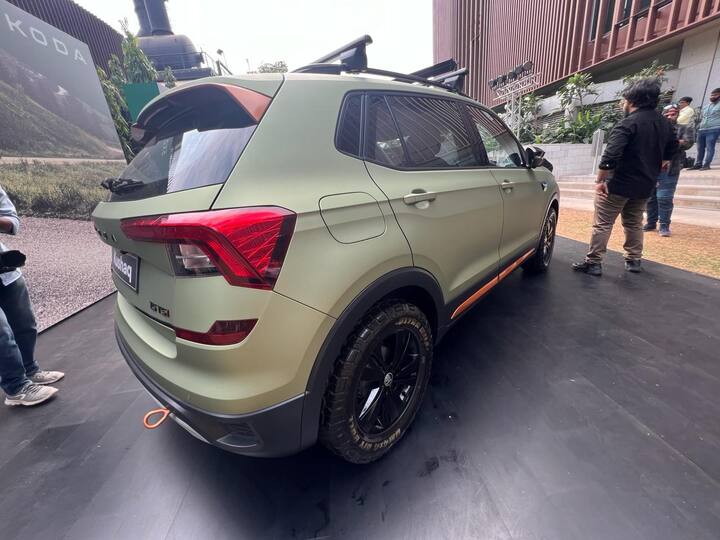 ऑरेंज कलर के टो हुक और पूरी कार पर डार्क ऑरेंज कलर के डिटेल्स के रूप में कॉन्ट्रास्ट ऑरेंज कलर की डिटेलिंग दी गई है. अन्य डिटेलिंग में कुशाक एक्सप्लोरर कॉन्सेप्ट में लाइट बार के साथ एक रूफ रैक मिलता है, जबकि एक्सटर्नल मिरर और ग्रिल जैसे ज्यादा ब्लैक एलिमेंट्स भी दिए गए हैं.