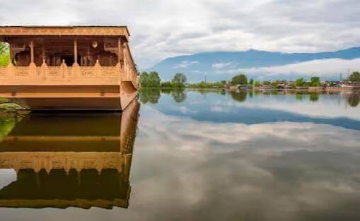 ਪੂਰੇ ਦੌਰੇ ਦੌਰਾਨ ਤੁਹਾਨੂੰ ਸਥਾਨਕ ਟੂਰ ਗਾਈਡ ਦੀ ਸਹੂਲਤ ਵੀ ਮਿਲੇਗੀ। ਤੁਹਾਨੂੰ ਹਰ ਜਗ੍ਹਾ ਸਫਰ ਕਰਨ ਲਈ ਨਾਨ-ਏਸੀ ਬੱਸ ਦੀ ਸਹੂਲਤ ਵੀ ਮਿਲ ਰਹੀ ਹੈ।