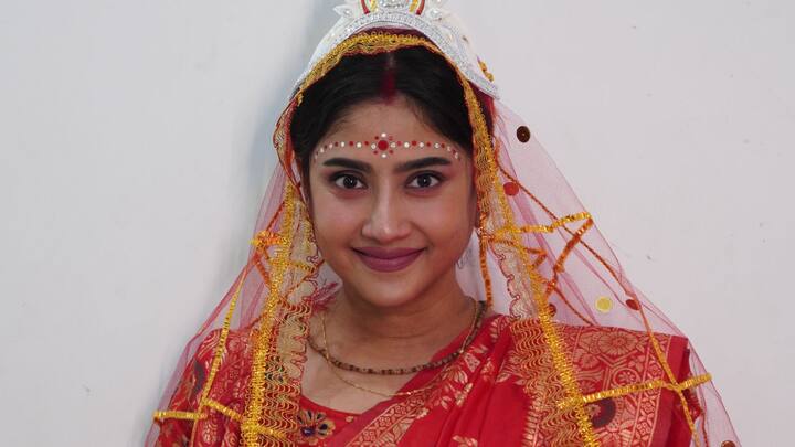 ছবি নিয়ে দেবলীনা বলছেন, 'বাপ্পার থেকে চিত্রনাট্যটা শুনে প্রথমেই ভাল লেগেছিল। বিশ্বকর্মার সঙ্গে মালার রসায়নটা অদ্ভূত কিন্তু সুন্দর। ছবির গল্পের বাঁধুনি থেকে শুরু করে গান.. আশা করব সবই মানুষের মন ছুঁয়ে যাবে।'