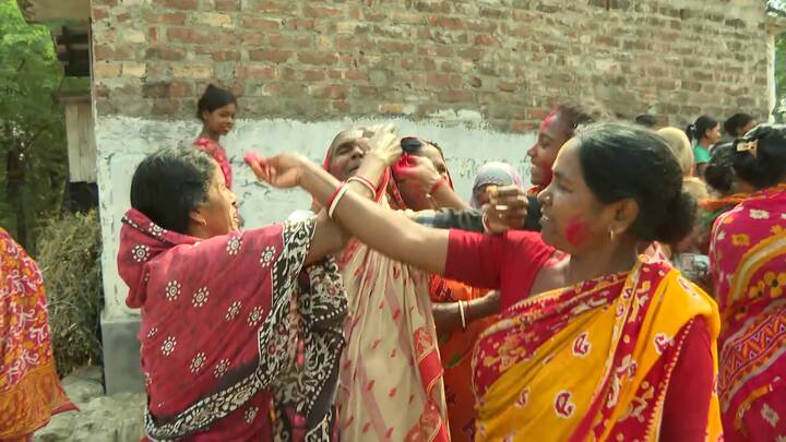 তৃণমূল নেতার বিরুদ্ধে জমি জবরদখল থেকে শুরু করে নোনাজল ঢুকিয়ে জোর করে ভেড়ি তৈরি করা, নারী নির্যাতন, ধর্ষণ, শ্লীলতাহানি-সহ ভুরিভুরি অভিযোগ রয়েছে গোটা সন্দেশখালিজুড়ে।