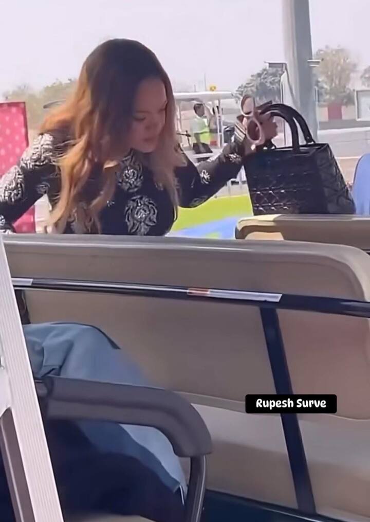 ਇਸ ਦੌਰਾਨ ਕਈ ਹਾਲੀਵੁੱਡ ਸਿਤਾਰਿਆਂ ਨੂੰ ਏਅਰਪੋਰਟ 'ਤੇ ਦੇਖਿਆ ਗਿਆ, ਜਿਨ੍ਹਾਂ ਦੀਆਂ ਤਸਵੀਰਾਂ ਸੋਸ਼ਲ ਮੀਡੀਆ 'ਤੇ ਤੇਜ਼ੀ ਨਾਲ ਵਾਇਰਲ ਹੋ ਰਹੀਆਂ ਹਨ।