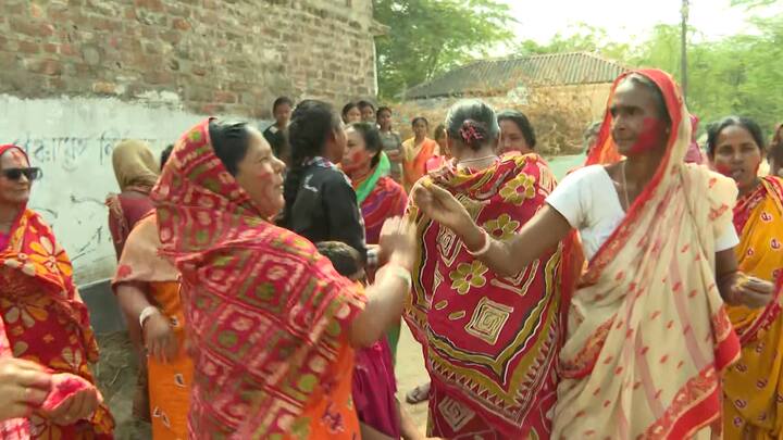 অবশেষে স্বস্তির নিশ্বাস ফেলছে সন্দেশখালি। যার গ্রেফতারির জন্য এতদিন সরব হয়েছেন তারা তার গ্রেফতারির খবর পেতেই উচ্ছ্বসিত সন্দেশখালি।