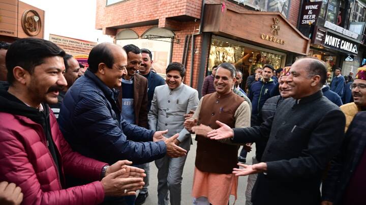 Himachal Pradesh News Jairam Thakur seen laughing with Rajya Sabha member Harsh Mahajan on Mall Road ann Himachal News: सुक्खू सरकार की टेंशन बढ़ाने के बाद मालरोड पर घूमे जयराम ठाकुर, हर्ष महाजन से इस अंदाज में की मुलाकात