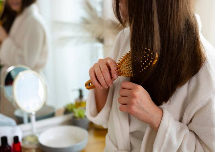 is it healthy to apply hair oil overnight | क्या रात में तेल लगाकर सोना सही आदत है? गर्मी में इस वक्त तेल लगाना होता है सबसे सही