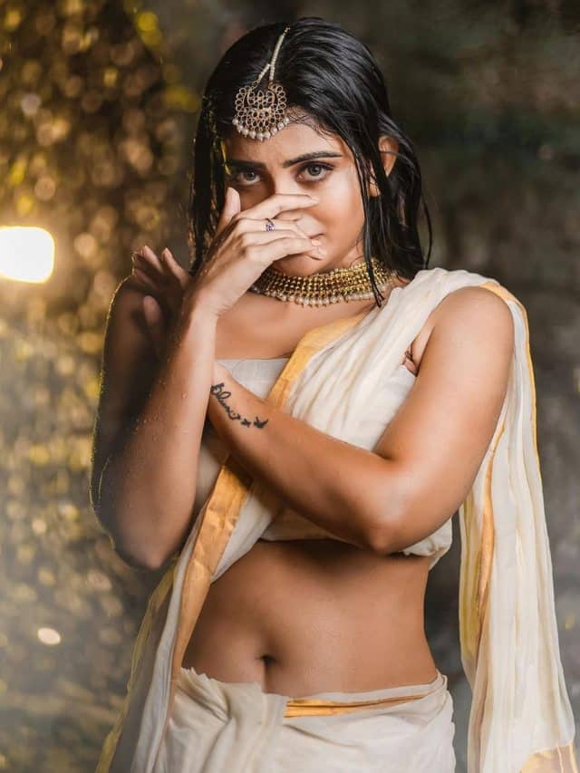ఎప్పటికప్పుడు అందాల విందుతో ఆకట్టుకుంటుంది. Photo Credit: Ananya nagalla/Instagram