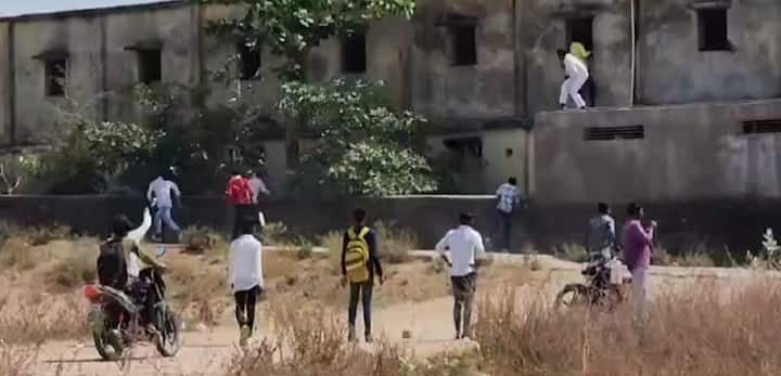 तसेच या कार्यालयामार्फत भरारी पथकाचे आदेश निर्गमित करण्यात आले. परीक्षा कालावधीत परीक्षा केंद्रावर बाहय उपद्रव होणार नाही या दुष्टीकोनातून पुरेसा बंदोबस्त ठेवण्याबाबत व परीक्षा कॉपीमुक्त वातावरणात पार पाडण्यात यावी असे निर्देश दिले गेले आहेत.(Photo Credit : ABP Majha, Jalna Reporter)