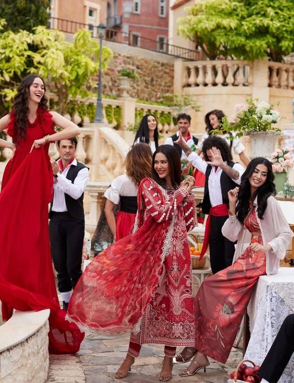 ਦਰਅਸਲ, ਦੋਵਾਂ ਵਿਚਾਲੇ ਰੋਮਾਂਟਿਕ ਕੈਮਿਸਟਰੀ ਵੇਖ ਪ੍ਰਸ਼ੰਸਕ ਵੀ ਆਪਣਾ ਦਿਲ ਹਾਰ ਬੈਠੇ ਹਨ, ਅਤੇ ਉਨ੍ਹਾਂ ਦੀ ਰੱਜ ਕੇ ਸ਼ਲਾਘਾ ਕਰ ਰਹੇ ਹਨ।