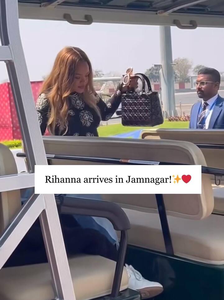 ਉਥੇ ਹੀ ਰਿਹਾਨਾ ਦੇ ਲੁੱਕ ਦੀ ਗੱਲ ਕਰੀਏ ਤਾਂ ਗਾਇਕਾ ਨੇ ਆਪਣੇ ਅੰਦਾਜ਼ ਨਾਲ ਸਾਰਿਆਂ ਦਾ ਧਿਆਨ ਆਪਣੇ ਵੱਲ ਖਿੱਚ ਲਿਆ ਹੈ। ਇਸ ਦੌਰਾਨ, ਰਿਹਾਨਾ ਨੂੰ ਕਾਲੇ ਰੰਗ ਦੇ ਲੰਬੇ ਸਲੀਵ ਟਾਪ ਦੇ ਨਾਲ ਜੀਨਸ ਦੇ ਉੱਪਰ ਇੱਕ ਛੋਟੀ ਕਮੀਜ਼ ਪਾਈ ਹੋਈ ਦਿਖਾਈ ਦਿੱਤੀ