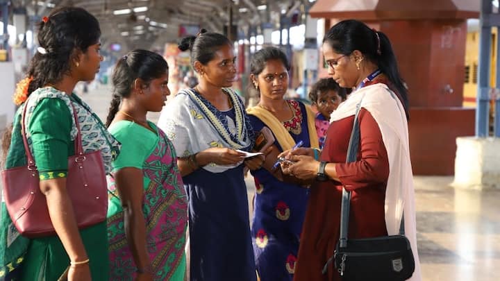 ट्रेन में चढ़ने के बाद टीटीई की जो जिम्मेदारियां होती हैं. उनमें टिकट जांच करने के अलावा लेकर यात्रियों की मदद करना भी होता है.