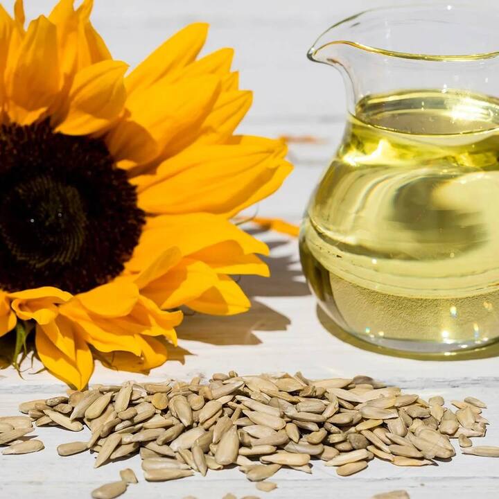 ਸੂਰਜਮੁਖੀ ਦੇ ਤੇਲ ਨਾਲ ਵੀ ਦਾੜ੍ਹੀ ਨੂੰ ਵਧਾ ਸਕਦੇ ਹੋ। ਇਸ 'ਚ ਵਿਟਾਮਿਨ ਈ ਪਾਇਆ ਜਾਂਦਾ ਹੈ ਜੋ ਦਾੜ੍ਹੀ ਦੇ ਵਾਲਾਂ ਨੂੰ ਵਧਾਉਣ ਲਈ ਫਾਇਦੇਮੰਦ ਹੁੰਦਾ ਹੈ। ਇਹ ਤੁਹਾਡੀ ਚਮੜੀ ਨੂੰ ਸੂਰਜ ਦੇ ਨੁਕਸਾਨ ਤੋਂ ਬਿਹਤਰ ਢੰਗ ਨਾਲ ਬਚਾ ਸਕਦਾ ਹੈ।
