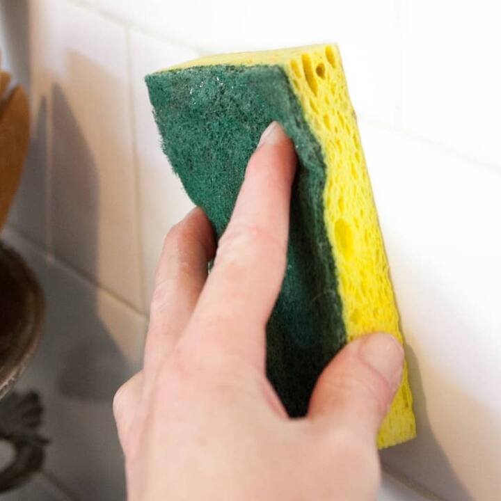 ਸਿਰਕਾ ਇੱਕ ਐਸਿਡ ਹੁੰਦਾ ਹੈ ਜੋ ਤੇਲ ਨੂੰ ਸਾਫ ਕਰਨ ਵਿੱਚ ਮਦਦ ਕਰਦਾ ਹੈ। ਸਿਰਕੇ ਨੂੰ ਪਾਣੀ ਵਿਚ ਮਿਲਾ ਕੇ ਘੋਲ ਬਣਾਓ। ਇਸ ਘੋਲ ਨੂੰ ਤੇਲ ਦੇ ਦਾਗ 'ਤੇ ਡੋਲ੍ਹ ਦਿਓ ਅਤੇ ਕੁਝ ਮਿੰਟਾਂ ਲਈ ਛੱਡ ਦਿਓ। ਇਸ ਤੋਂ ਬਾਅਦ ਗਿੱਲੇ ਕੱਪੜੇ ਨਾਲ ਦਾਗ ਨੂੰ ਸਾਫ਼ ਕਰੋ।