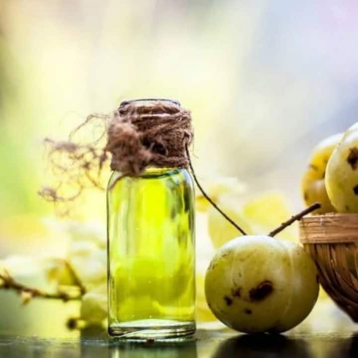 ਆਂਵਲੇ ਦੇ ਤੇਲ ਦੀ ਵਰਤੋਂ ਵੀ ਕਰ ਸਕਦੇ ਹੋ। ਇਹ ਲੰਬੇ ਸਮੇਂ ਤੋਂ ਵਰਤੋਂ ਵਿੱਚ ਆ ਰਿਹਾ ਹੈ। ਵਾਲਾਂ ਦੇ ਮਾਹਿਰਾਂ ਦਾ ਮੰਨਣਾ ਹੈ ਕਿ ਦਾੜ੍ਹੀ ਨੂੰ ਤੇਜ਼ੀ ਨਾਲ ਵਧਾਉਣ ਲਈ ਆਂਵਲਾ ਬਹੁਤ ਫਾਇਦੇਮੰਦ ਹੈ। ਦਾੜ੍ਹੀ ਦੇ ਵਾਲਾਂ ਨੂੰ ਵਧਾਉਣ ਅਤੇ ਸੰਘਣਾ ਕਰਨ ਲਈ ਆਂਵਲੇ ਦੇ ਤੇਲ ਨਾਲ ਰੋਜ਼ਾਨਾ 15 ਮਿੰਟ ਤੱਕ ਮਾਲਿਸ਼ ਕਰੋ ਅਤੇ ਕੁਝ ਦੇਰ ਬਾਅਦ ਸਾਧਾਰਨ ਪਾਣੀ ਨਾਲ ਚਿਹਰਾ ਧੋ ਲਓ।