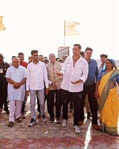 उदयपुर के स्कूल में बच्चों के साथ पूजा करते दिखे अक्षय कुमार...गर्ल्स हॉस्टल के लिए दान किए 1 करोड़ रुपए, सामने आईं तस्वीरें