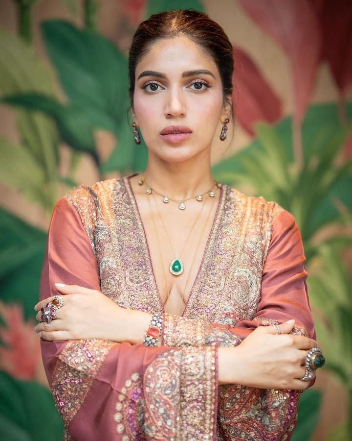 భూమి పెడ్నెకర్ లేటెస్ట్ ఫోటోషూట్ చేసింది. మల్టీపుల్ కలర్ స్టోన్స్ జ్యూవెలరీ ధరించి ఈ ఫోటోషూట్ చేసింది. (Images Source : Instagram/bhumipednekar)