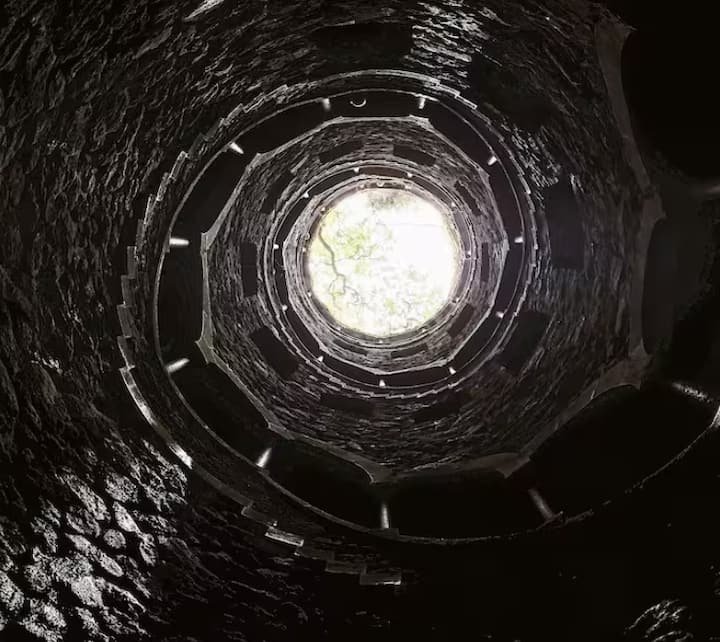 ਜਦੋਂ ਕਿ ਜੇਕਰ ਖੂਹ ਦੀ ਸ਼ਕਲ ਗੋਲ ਦੀ ਬਜਾਏ ਚੌਰਸ ਰੱਖੀ ਜਾਵੇ ਤਾਂ ਪਾਣੀ ਦਾ ਦਬਾਅ ਚਾਰੇ ਕੋਨਿਆਂ 'ਤੇ ਹੋਵੇਗਾ। ਇਸ ਤਰ੍ਹਾਂ ਖੂਹ ਜ਼ਿਆਦਾ ਦੇਰ ਨਹੀਂ ਚੱਲੇਗਾ। ਇਸ ਤੋਂ ਇਲਾਵਾ ਇਸ ਦੇ ਟੁੱਟਣ ਦਾ ਖਤਰਾ ਵੀ ਕਾਫੀ ਵੱਧ ਜਾਂਦਾ ਹੈ। ਇਹੀ ਕਾਰਨ ਹੈ ਕਿ ਦੁਨੀਆ ਭਰ ਵਿੱਚ ਖੂਹ ਇੱਕ ਗੋਲ ਆਕਾਰ ਵਿੱਚ ਬਣੇ ਹੋਏ ਹਨ।