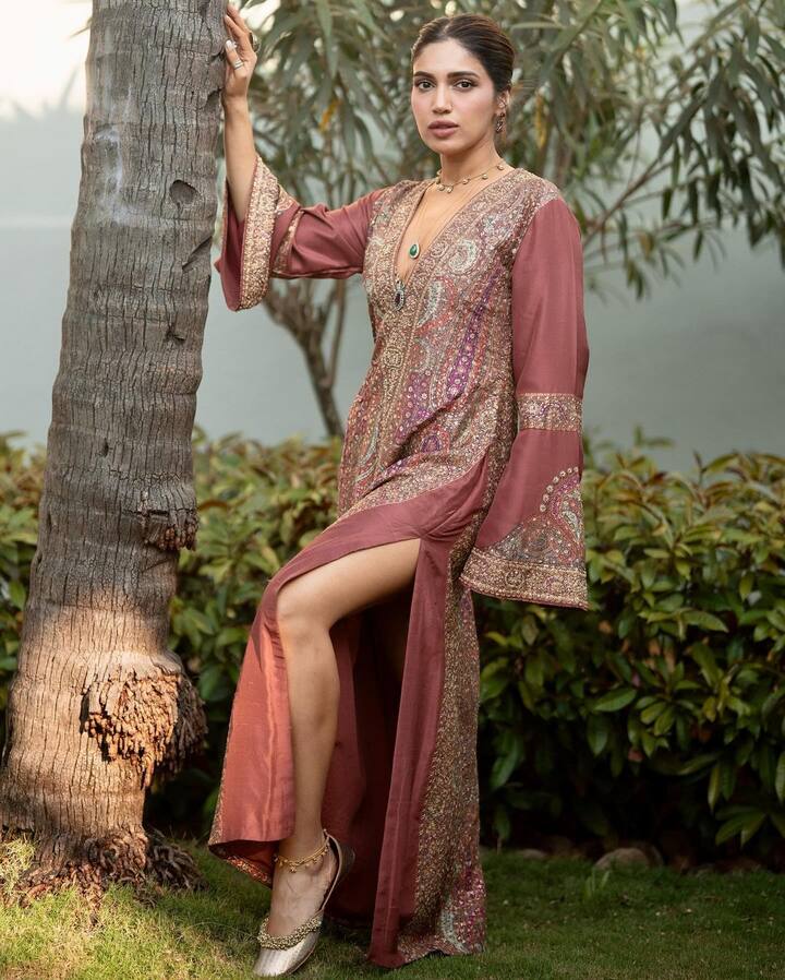 డీప్ నెక్ స్ప్లిట్ డ్రెస్లో ఫోటోషూట్ చేసిన భూమి.. కాళ్లకు పట్టీలు.. మెడలో సన్నని చైన్ మోడల్లో ఉన్న పెండెంట్లను ధరించింది.(Images Source : Instagram/bhumipednekar)