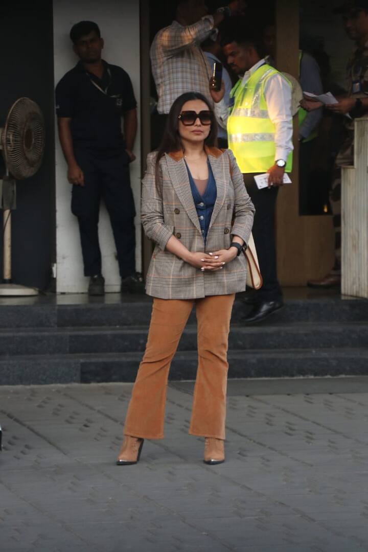 एयरपोर्ट पर रानी मुखर्जी ब्राउन डेनिम जींस के साथ चेक का ब्लेजर कैरी किए हुए नजर आई हैं.