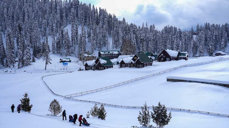 Jammu And Kashmir IMD Forecasts Intense Snowfall in Jammu And Kashmir Rainfall In Northern India J&K: Intense Snowfall Till March 3, Authorities Urge People To Avoid Avalanche-Prone Areas