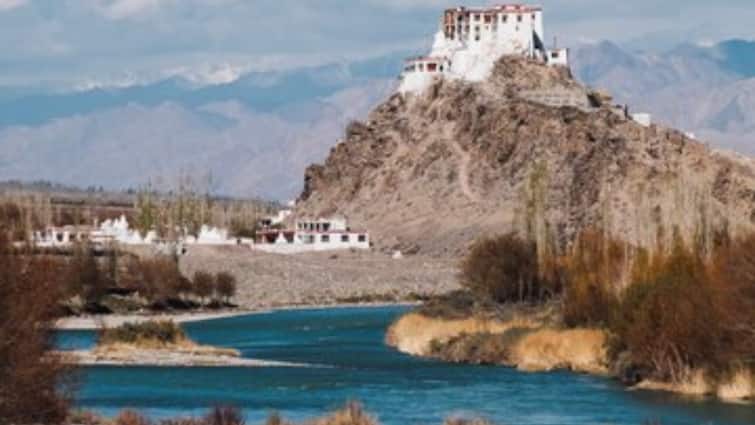 Are you planning to go to Ladakh These are great places to visit trip will be in budget लद्दाख जाने का बना रहे हैं प्लान? ये हैं घूमने की शानदार जगह, बजट में होगी ट्रिप