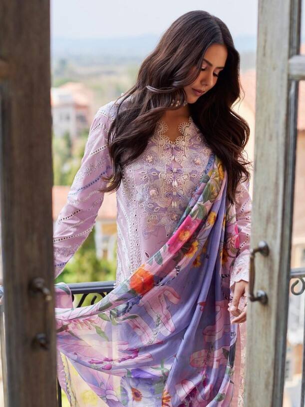 ਇਨ੍ਹਾਂ ਤਸਵੀਰਾਂ ਵਿੱਚ ਸੋਨਮ ਬਾਜਵਾ ਇੰਨੀ ਖੂਬਸੂਰਤ ਵਿਖਾਈ ਦੇ ਰਹੀ ਹੈ ਕਿ ਹਰ ਕੋਈ ਉਸਦੇ ਪਾਕਿਸਤਾਨੀ ਲੁੱਕ ਦੀ ਤਾਰੀਫ ਕਰ ਰਿਹਾ ਹੈ।