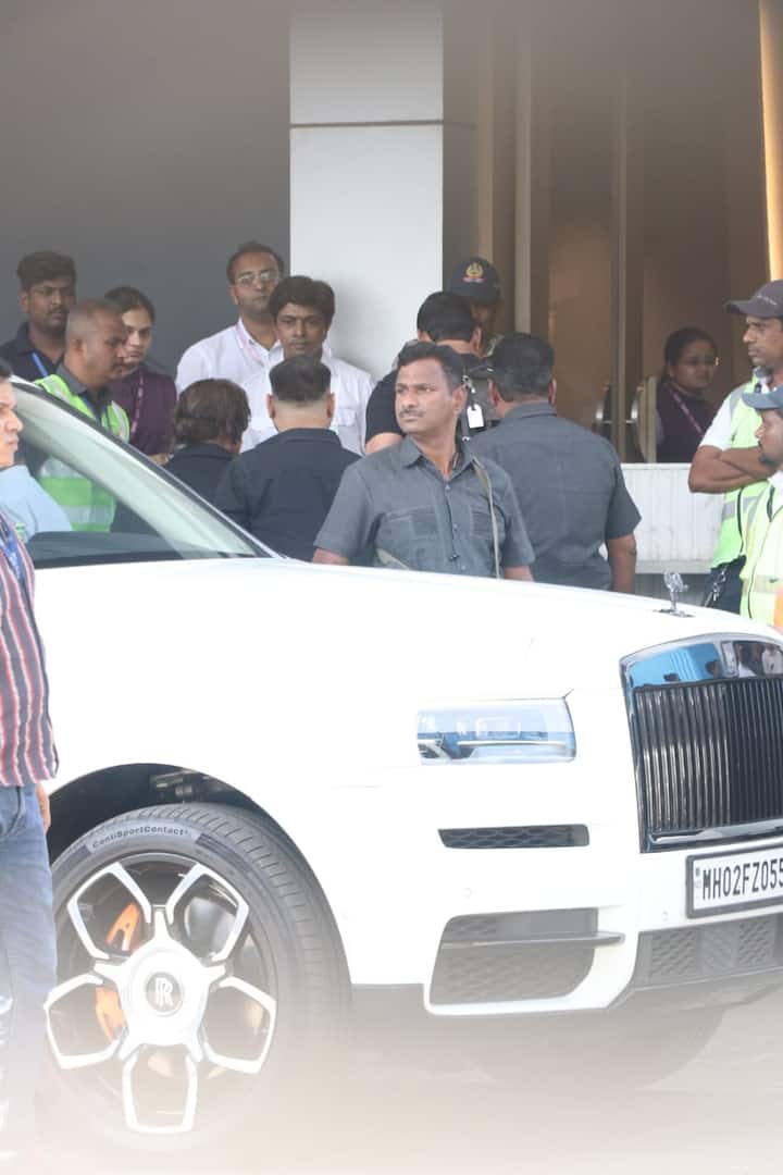 अब इस लिस्ट में ब़लीवुड के किंग ऑफ रोमांस यानि शाहरुख खान का भी नाम शामिल हो गया है. जो हाल ही में जामनगर एयरपोर्ट पर स्पॉट हुए.