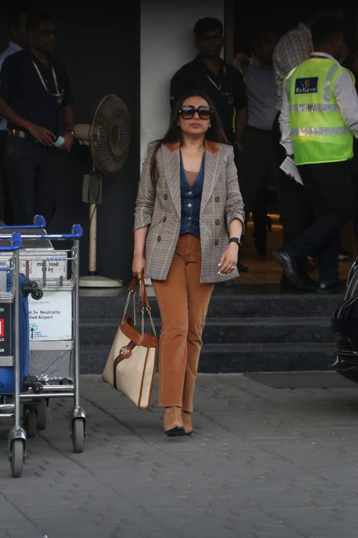 एयरपोर्ट पर रानी मुखर्जी ने पैपराजी को कई सारे पोज भी दिए हैं. एक्ट्रेस की ये तस्वीरें अब तेजी से वायरल हो रही हैं.