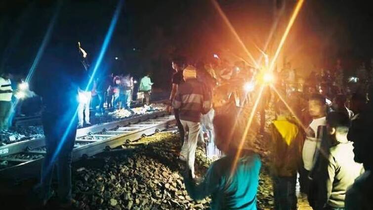 12 people lost their lives in a train accident in Jharkhand last night pm and cm condolence Train Accident: ரயிலில் தீ பற்றியதாக பரவிய வதந்தி.. ஓட முயன்ற 12 பேர் உயிரிழப்பு.. நடந்தது என்ன?