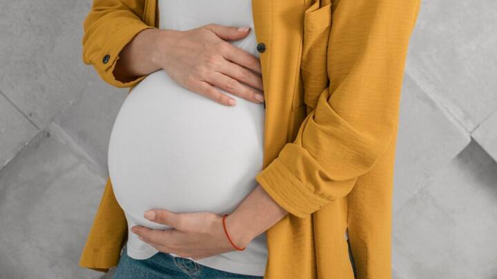 माइल्ड हेयर केयर प्रोडक्ट्स का उपयोग: सल्फेट फ्री शैम्पू और कंडीशनर का चयन करें जो बालों को कम नुकसान पहुंचाते हैं.