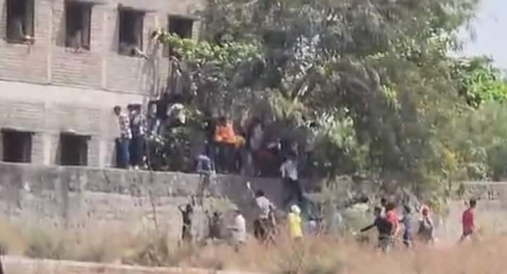 जालना जिल्ह्यामध्ये कॉपीमुक्त अभियानाची काटेकोरपणे अंमलबजावणी करून कॉपीमुक्त परीक्षा होण्यासाठी व परीक्षा निकोप वातावरणात पार पाडण्यासाठी आवश्यक ती कार्यवाही करण्याचे निर्देश जिल्हाधिकारी यांनी दिले आहेत. या करीता जालना जिल्ह्यातील गटविकास अधिकारी, बाल विकास प्रकल्प अधिकारी, तालुका कृषी अधिकारी, मंडळ कृषी अधिकारी, अशा 26 अधिकाऱ्यांचा समावेश असलेले नियंत्रण पथकाचे आदेश निर्गमित करण्यात आले.(Photo Credit : ABP Majha, Jalna Reporter)