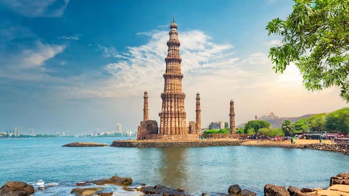 अक्सर कुतुब मीनार की तस्वीरों में देखा होगा कि ये एक पार्क के बीच बनी हुई है और आस पास पुराना कंस्ट्रक्शन है. लेकिन, अगर दिल्ली में समुद्र होता और इस समुद्र के किनारे ही कुतुब मीनार होता तो क्या नजारा होता.