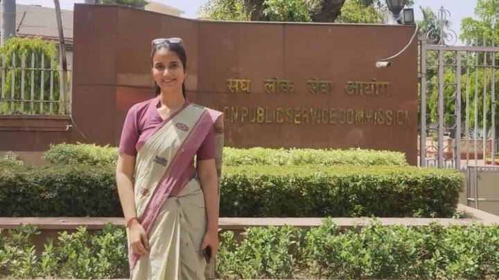 ইউপিএসসি মেনসে তাঁর ঐচ্ছিক বিষয় ছিল নৃতত্ত্ব। অথচ ৯ম থেকে দ্বাদশ শ্রেণি পর্যন্ত তিনি জীববিদ্যা নিয়েই পড়াশোনা করেছেন, কিন্তু লাঘিমা প্রমাণ করেছেন গতে বাঁধা ভাবনার বাইরে বেরোলেই সাফল্য আসে। ছবি- লাঘিমা তিওয়ারির ইনস্টাগ্রাম