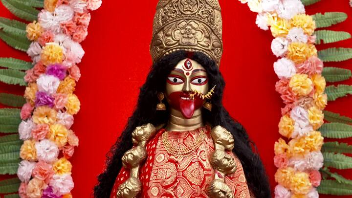 এদিকে, রোহিনী এবং রাজেনের প্ল্যান ফাঁস হয়ে যায় যখন রাম কিডনি প্রতিস্থাপন সম্পর্কে তাদের কথা শুনে ফেলে, এবং এর পর সে কৃষ্ণার অস্ত্রোপচারের জন্য অর্থের জন্য নিজের কিডনি বিক্রি করার কথা ভাবতে শুরু করে।