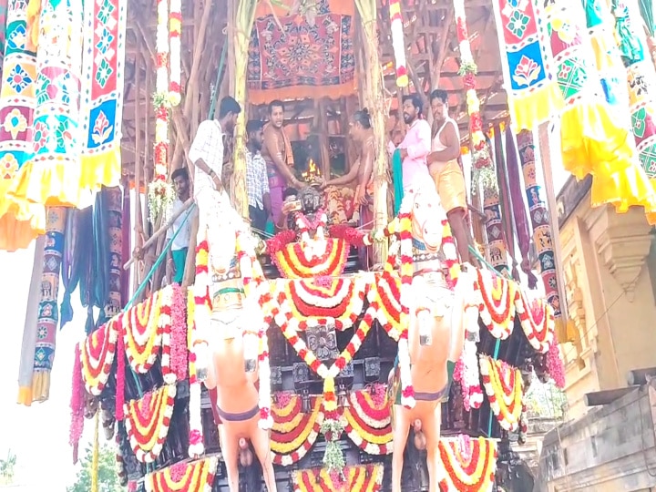 Thiruvenkadu Temple: திருவெண்காடு சுவேதாரண்யேசுவரர் கோயில் தேரோட்டம்; பரவசத்துடன் வடம் பிடித்து இழுத்த பக்தர்கள்