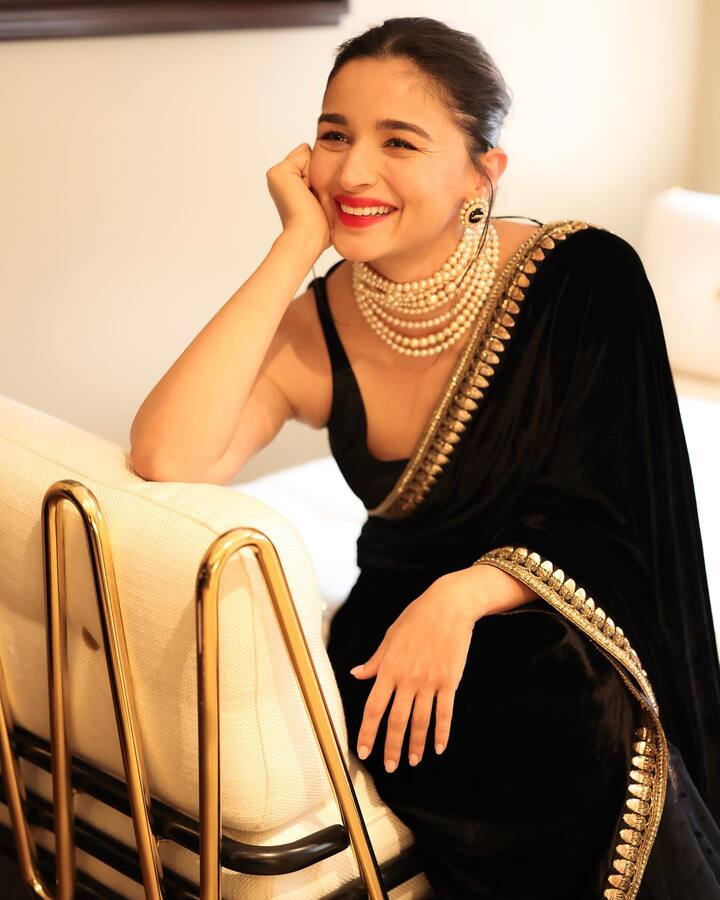 वेलवेटच्या या साडीत आलीय खूपच खास दिसत आहे .(photo:aliaabhatt/ig)