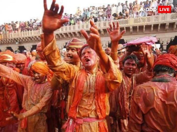 हिंदू धर्म के अनुसार साल 2024 में मार्च के महीने में होली का पर्व भी मनाया जाएगा. होली हर साल फाल्गुन माह की पूर्णिमा तिथि के दिन पड़ती है.